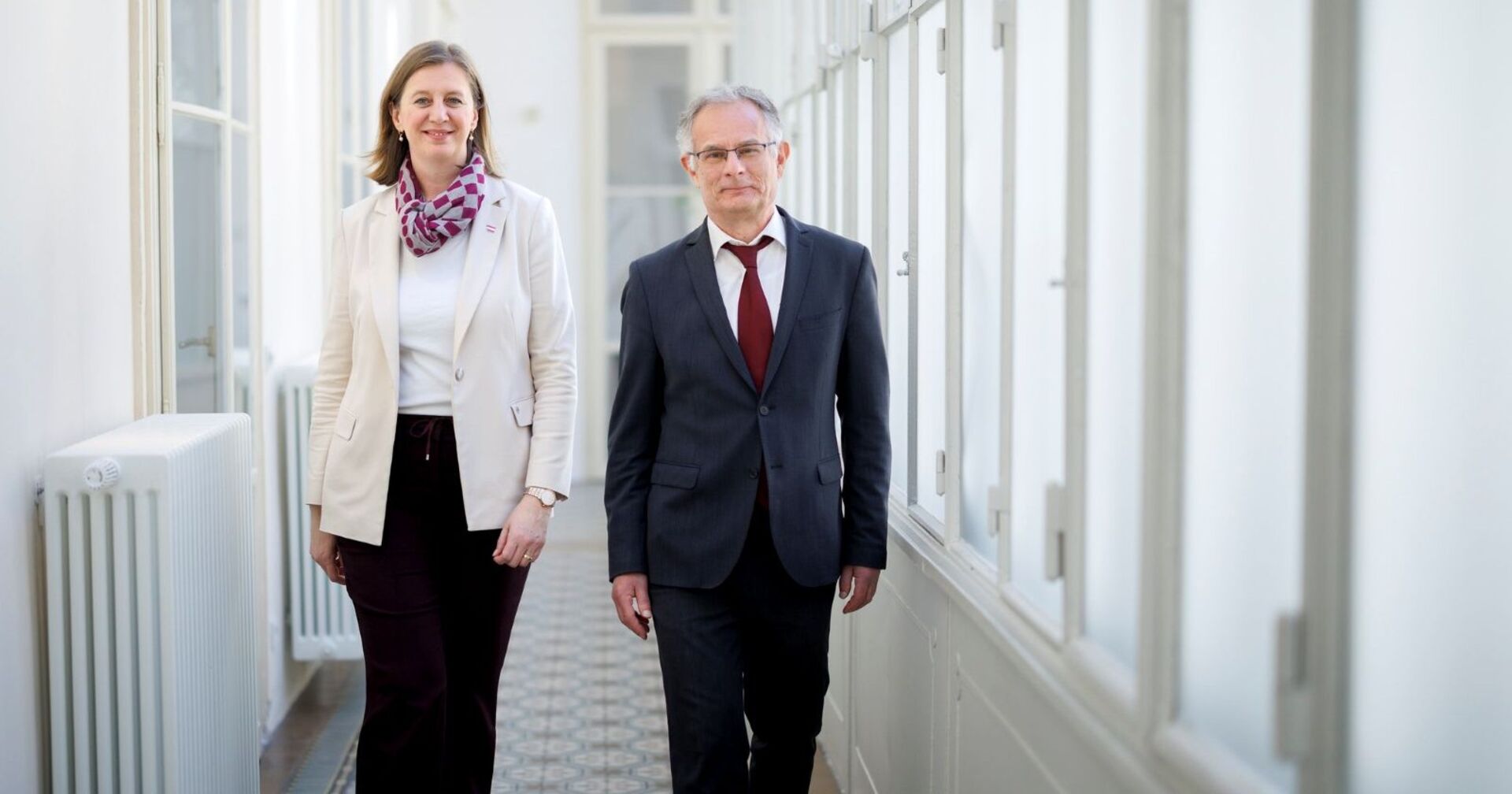 Finanzminister Markus Marterbauer (SPÖ) und Staatssekretärin Barbara Eibinger-Miedl (ÖVP) auf einem Gang