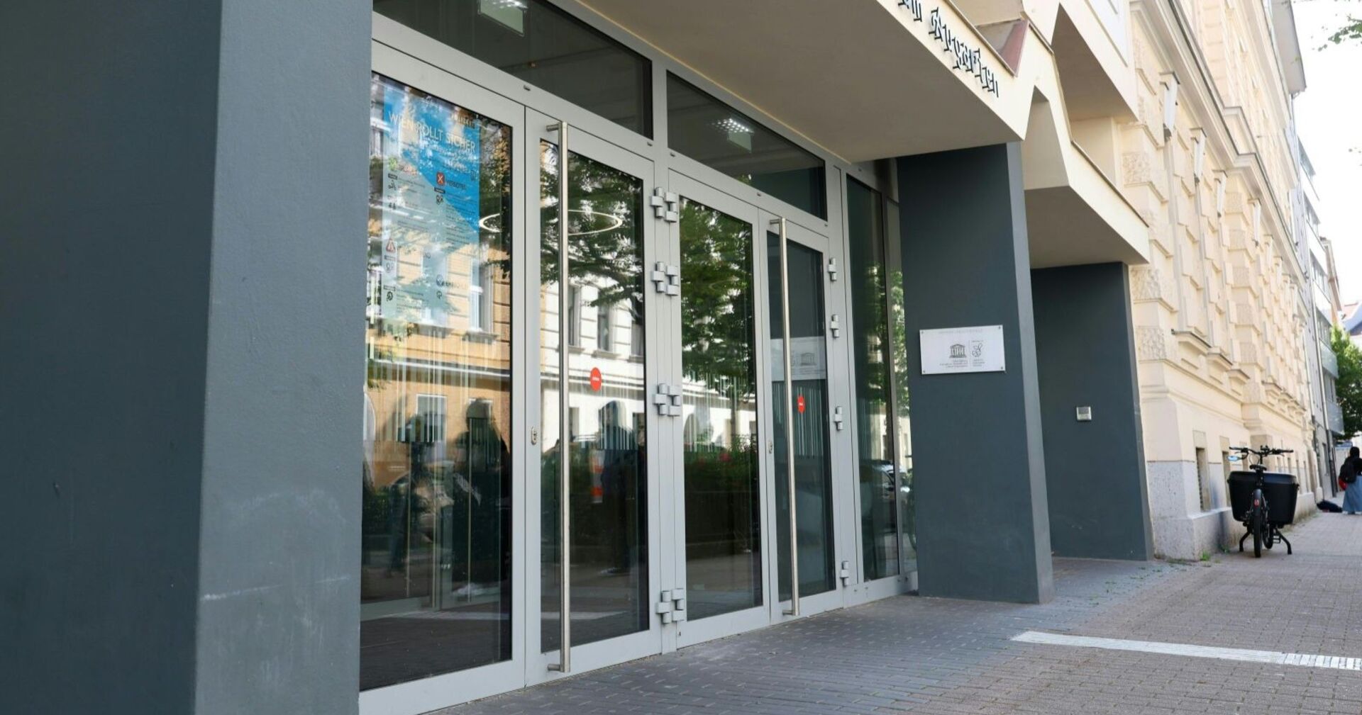 Glaseingang des Gymnasiums in der Karajangasse, Wien-Brigittenau, Ort der Messerattacke auf eine 16-jährige Schülerin.