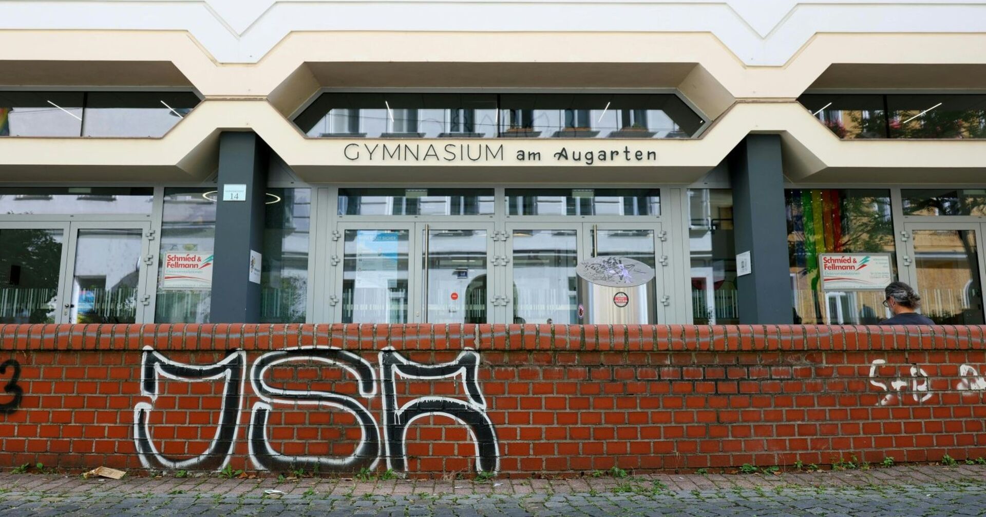 Frontansicht des Gymnasiums am Augarten in Wien-Brigittenau, wo eine 16-jährige Schülerin bei einer Messerattacke verletzt wurde.