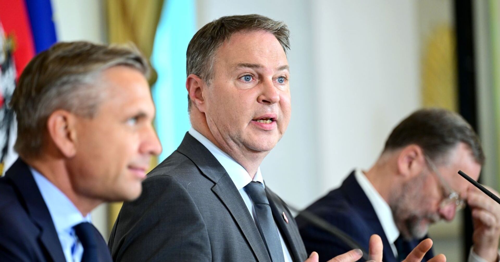 Andreas Babler bei einer Pressekonferenz im Ministerrat, flankiert von den beiden Regierungsmitgliedern Hattmannsdorfer und Schellhorn, zur Vorstellung des neuen Mietpakets.
