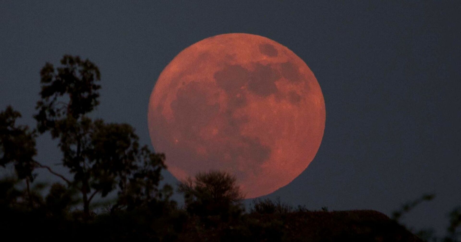 Totale Mondfinsternis heute: roter Blutmond steigt über dem Horizont auf, sichtbar in Österreich