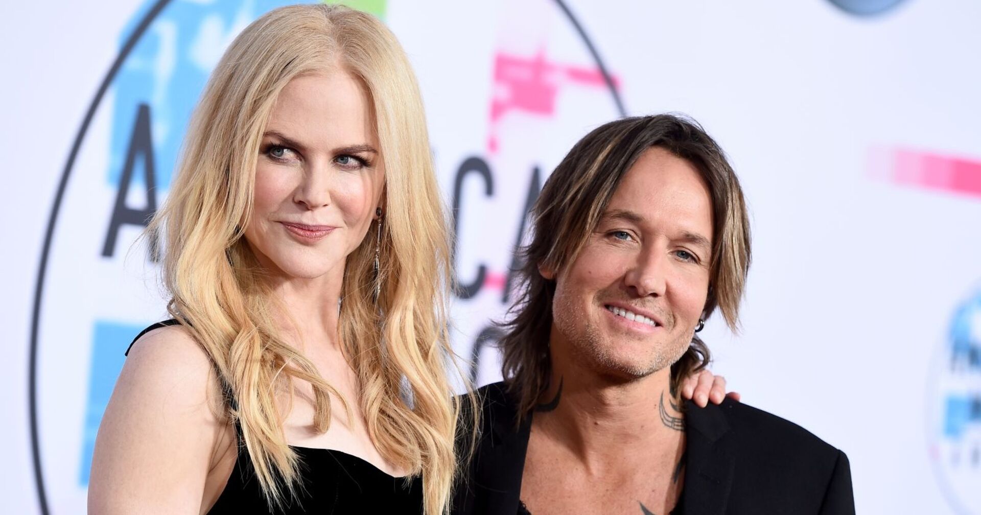 Nicole Kidman und Keith Urban gemeinsam auf dem roten Teppich bei einer Preisverleihung, noch als Paar lächelnd nebeneinander