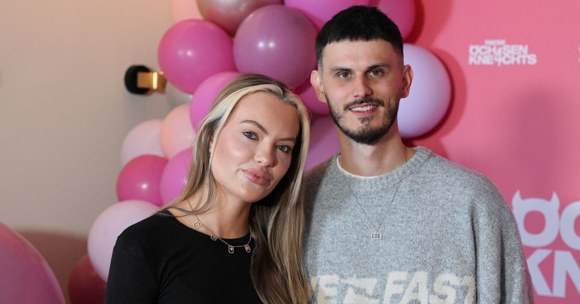 Cheyenne Savannah Ochsenknecht und Nino Sifkovitz mit rosa Luftballons