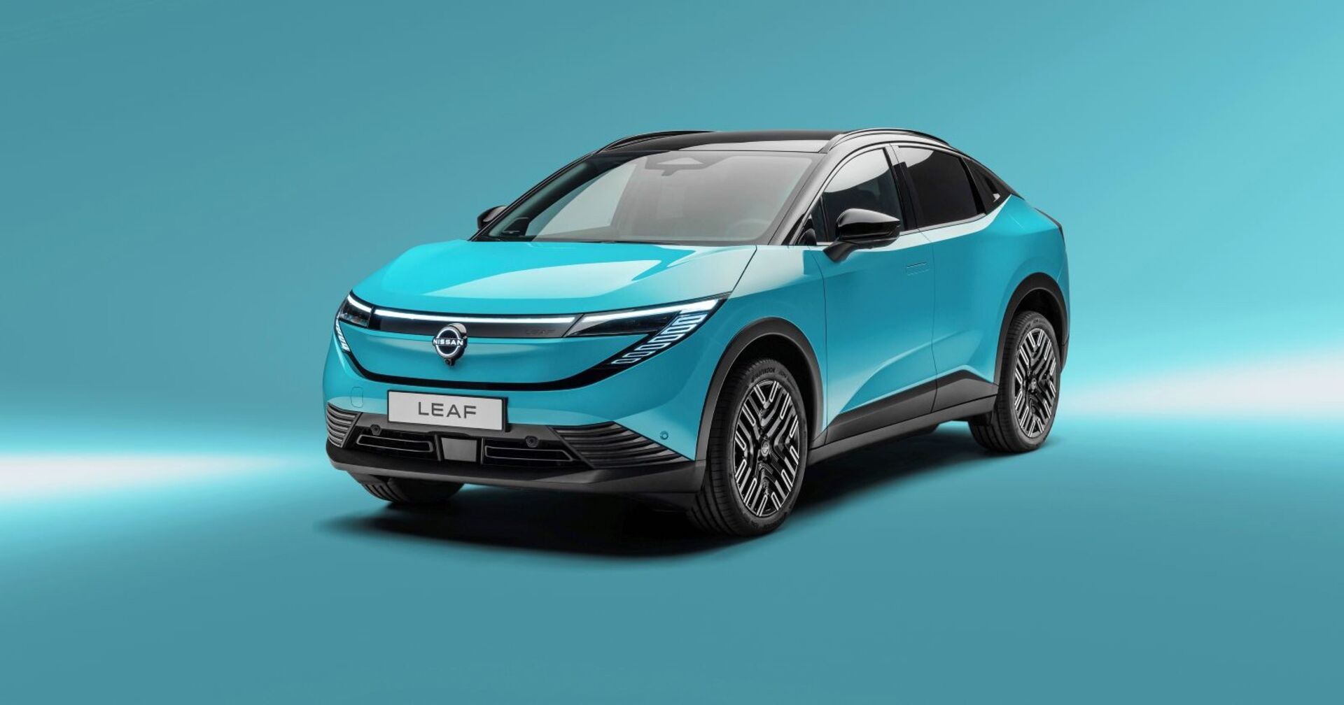 Ein hellblauer Nissan Leaf.