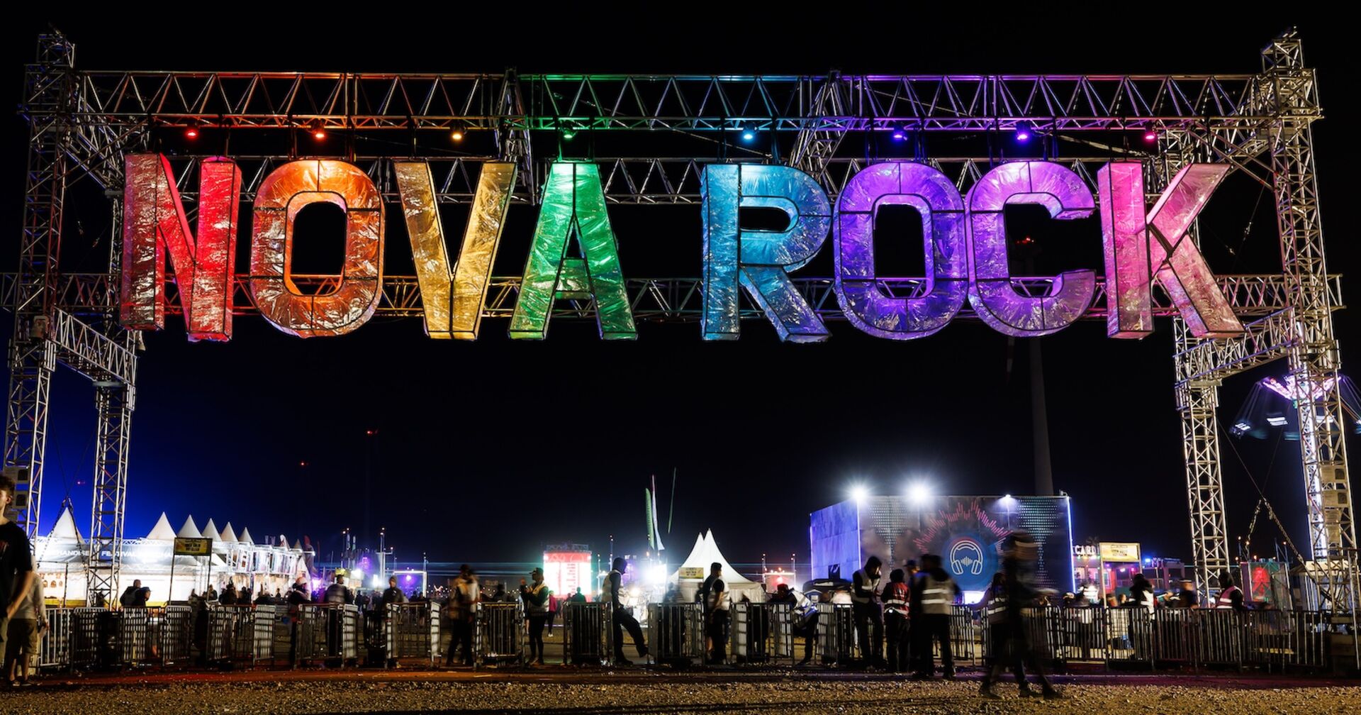 Bunte Nova Rock-Bühne in Nickelsdorf.