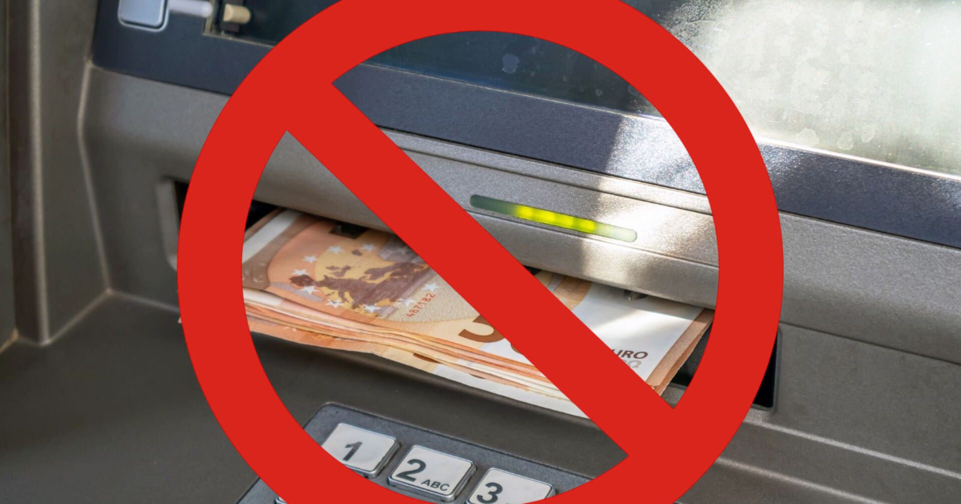 Aufnahme eines Bankomates aus dem 50 Scheine ausegeben werden, davor sieht man ein Symbol eines durchgestrichenen Kreises