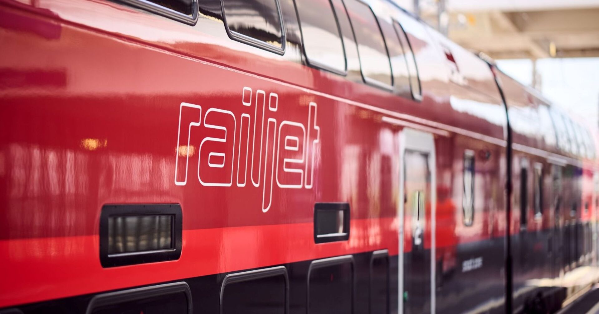 Außenansicht eines neuen Railjet &quot;DOSTO&quot; Zuges der ÖBB