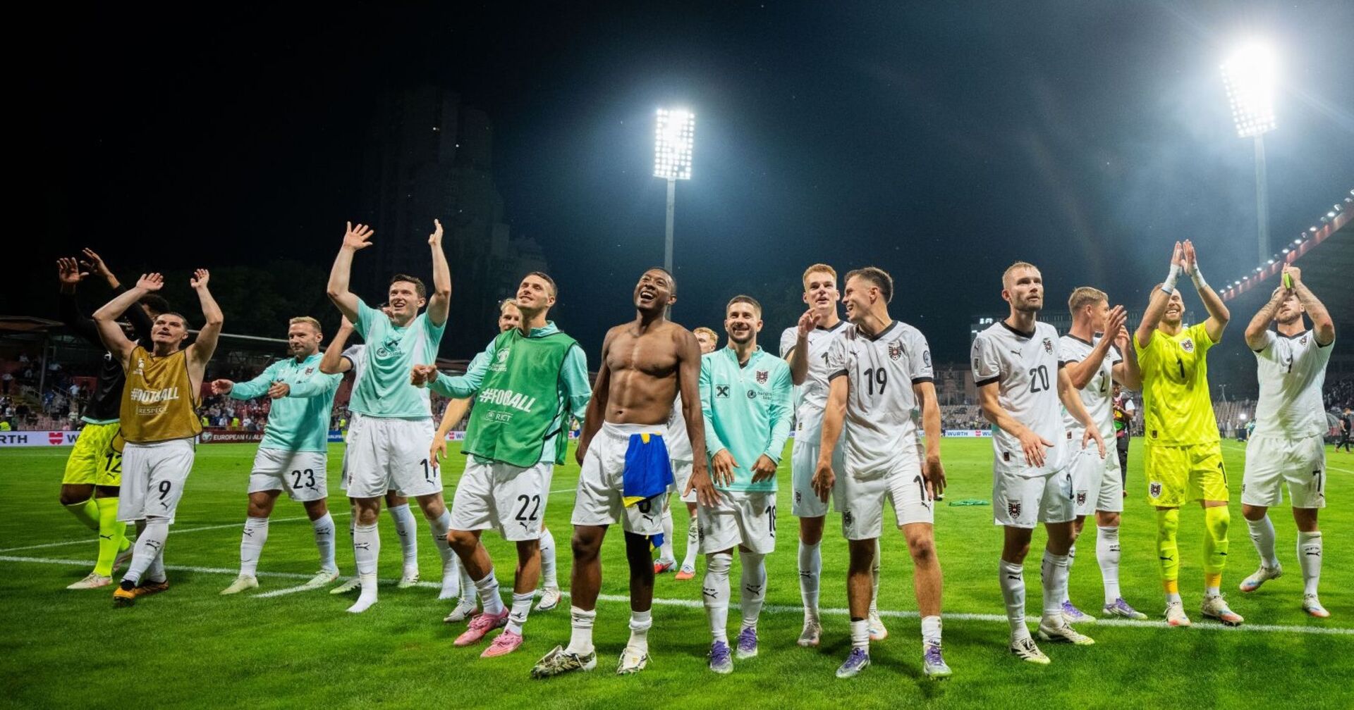 Spieler der österreichischen Nationalmannschaft jubeln am Dienstag, 09. September 2025, nach Ende des Spiels zur WM-Qualifikation, Gruppe H, 6. Runde, zwischen Bosnien-Herzegowina und Österreich in Zenica.