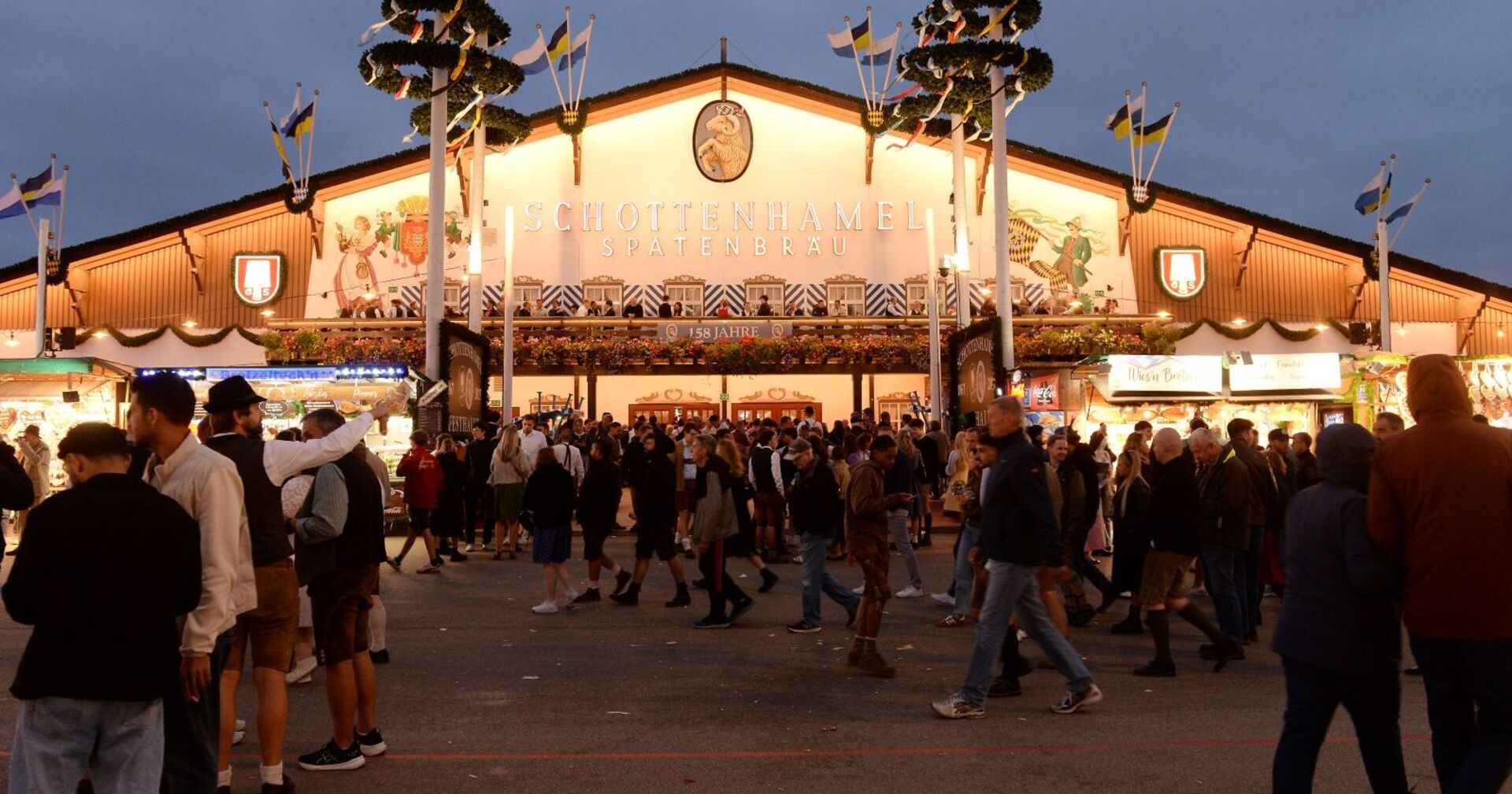 Zelt auf dem Oktoberfest in der Nacht.