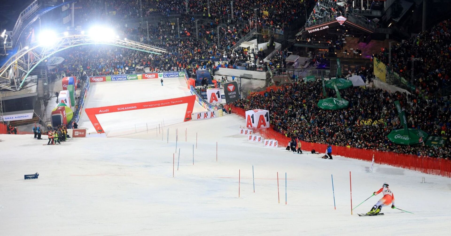 Der Schweizer Luca Aerni auf der Piste wähend des Nightrace von Schladming