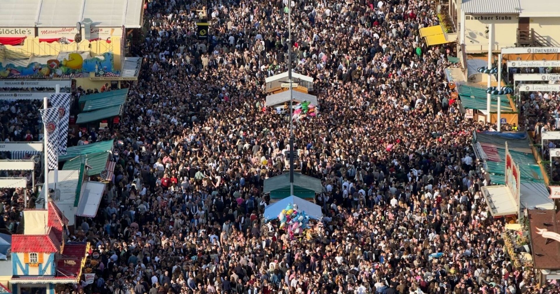 Extrem viele Menschen drängen sich auf dem Oktoberfest.
