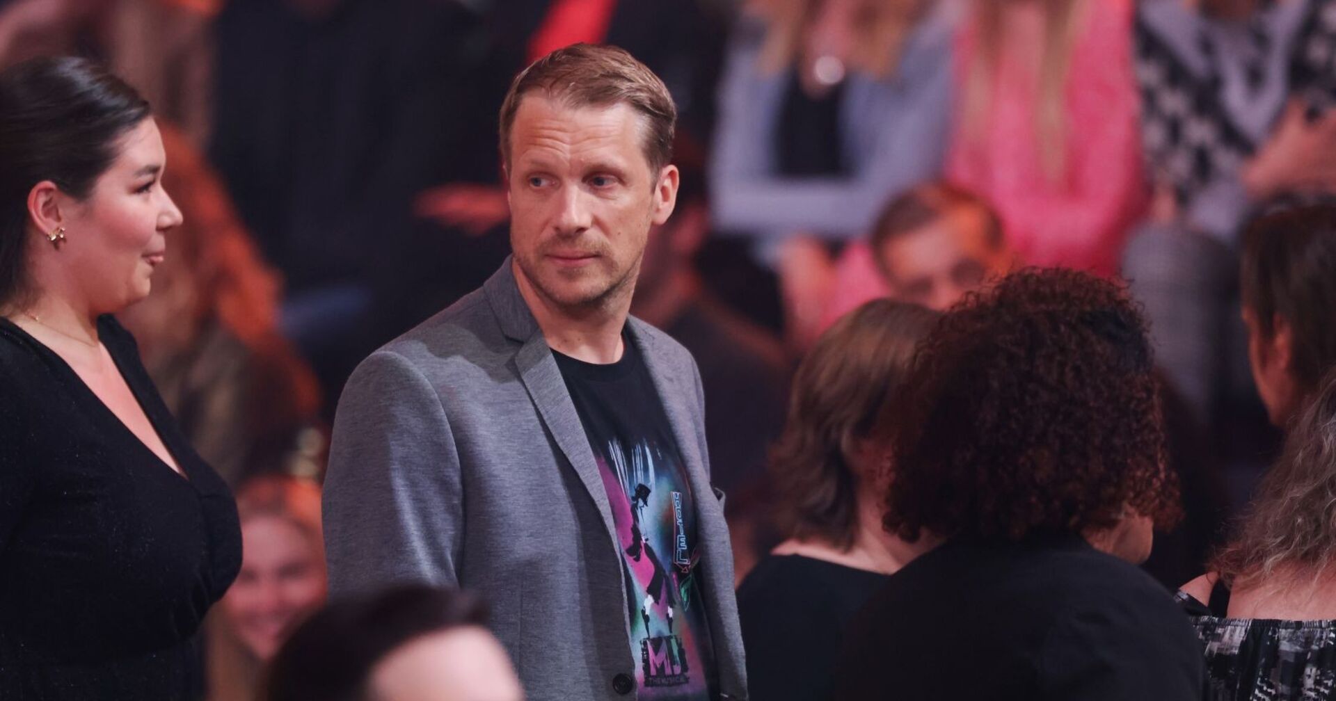 Oliver Pocher mit ernstem Gesichtsausdruck