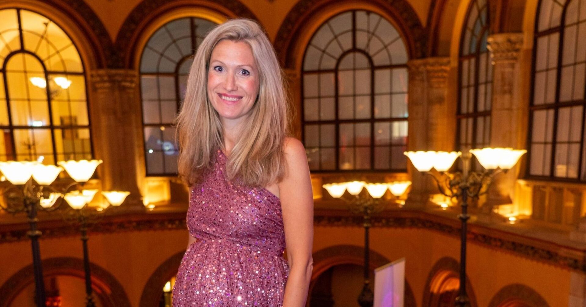 Ex-Ö3-Moderatorin Olivia Peter schwanger im pinken Kleid