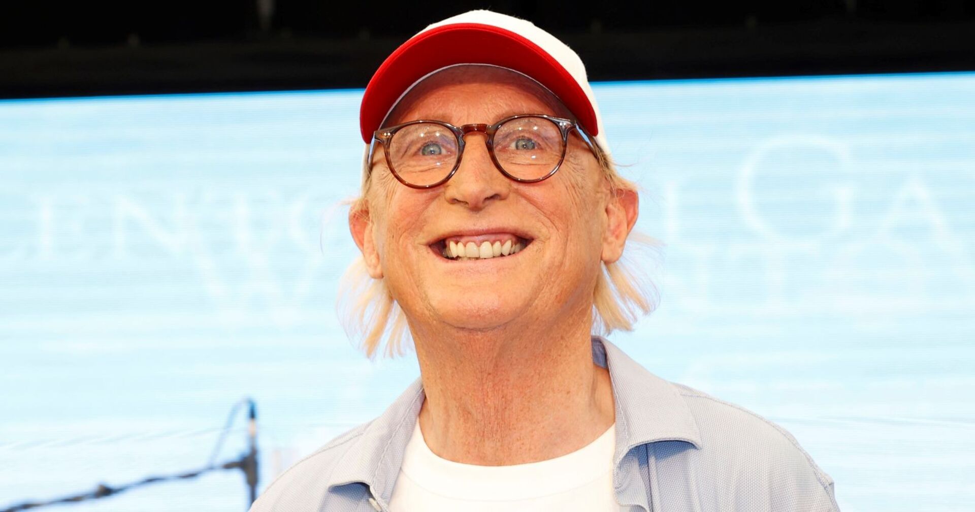 Otto Waalkes mit Brille und Kappe