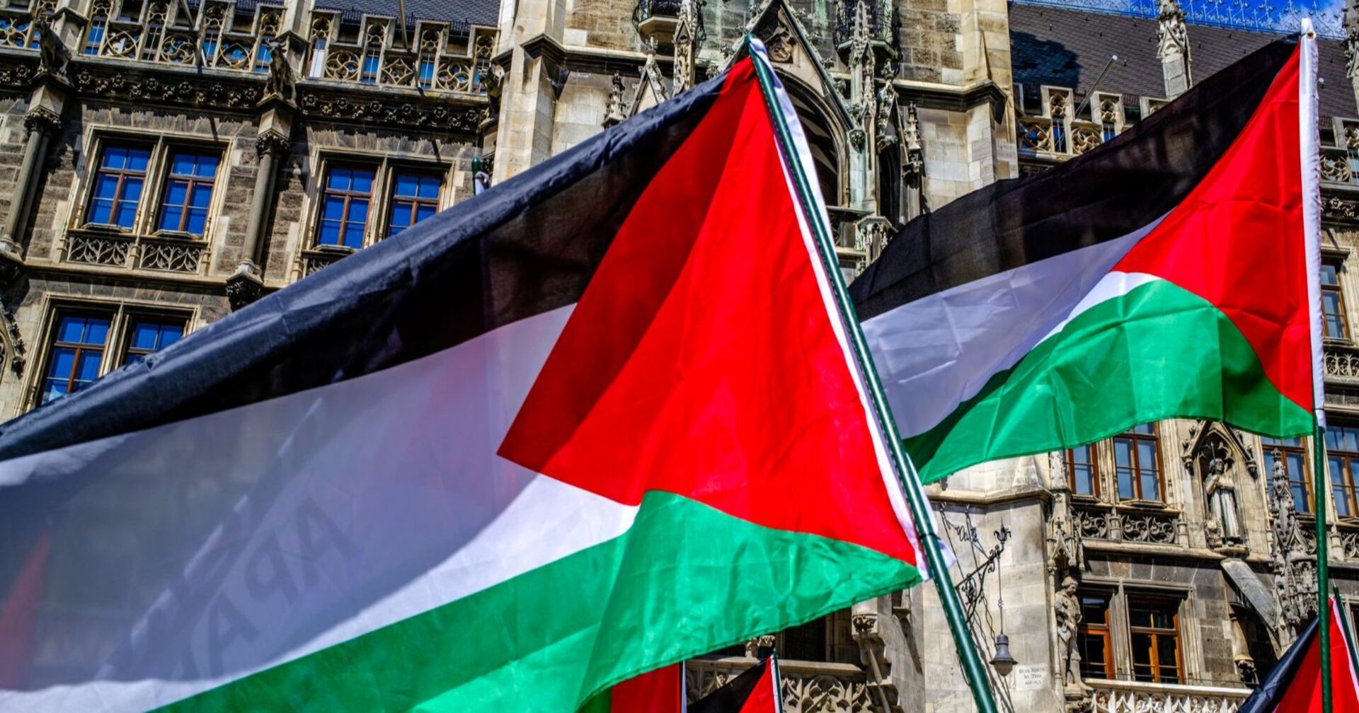 Transparente und Palästina-Flaggen bei einer Demonstration in München