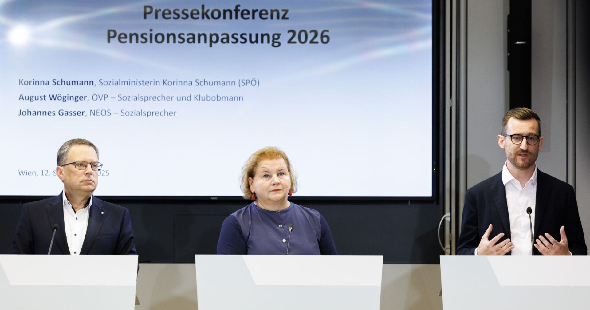 ÖVP-Sozialsprecher August Wöginger, Sozialministerin Korinna Schumann (SPÖ) und NEOS-Sozialsprecher Johannes Gasser am Freitag, 12. September 2025, anl. einer PK &quot;Pensionsanpassung 2026&quot; der Bundesregierung in Wien