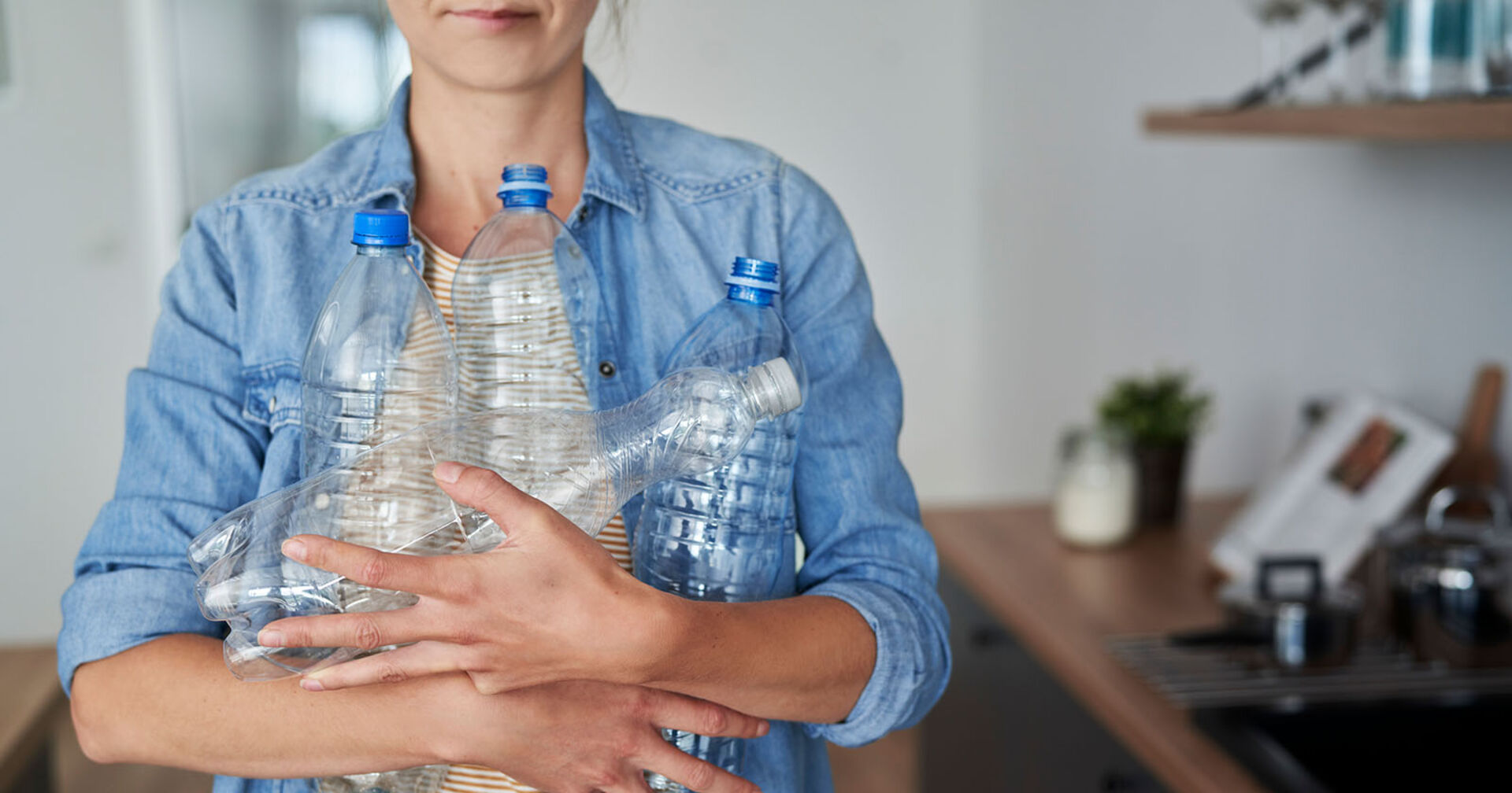 Frau mit Pfandflaschen in den Händen | Credit: iStock.com/gpointstudio