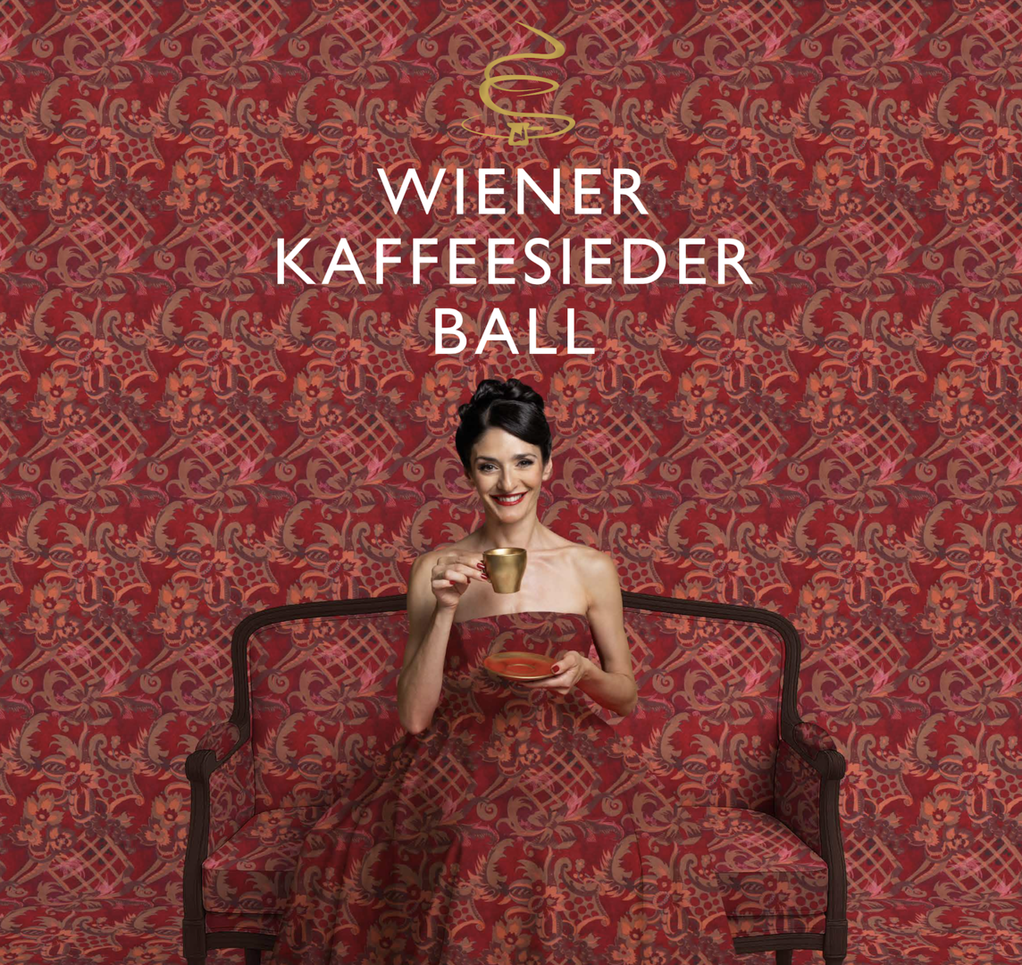 Frau mit Kaffeetasse  im rot gemusterten Abendkleid sitzt auf einem rot gemusterten Sofa und vor einer rot gemusterten Tapetenwand