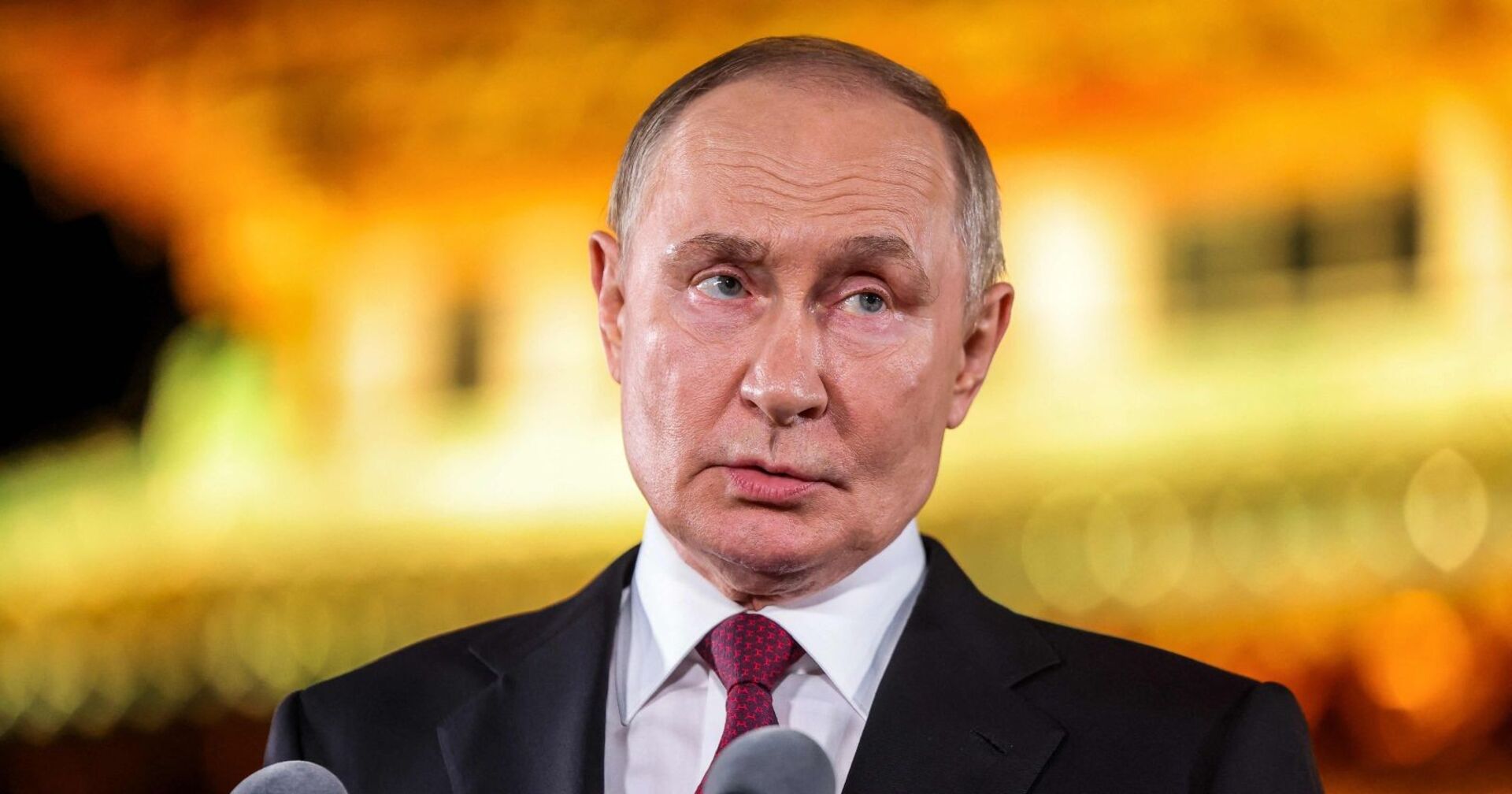 Wladimir Putin spricht bei einer Pressekonferenz in Peking, im Hintergrund unscharf beleuchtete Szenerie.