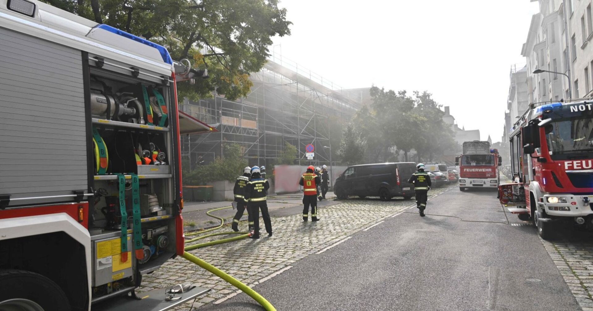 Feuerwehr in Wien-Leopoldstadt während eines Brandeinsatzes im Rehazentrum der Wiener Pensionsversicherungsanstalt (PVA) am 8.9.2025