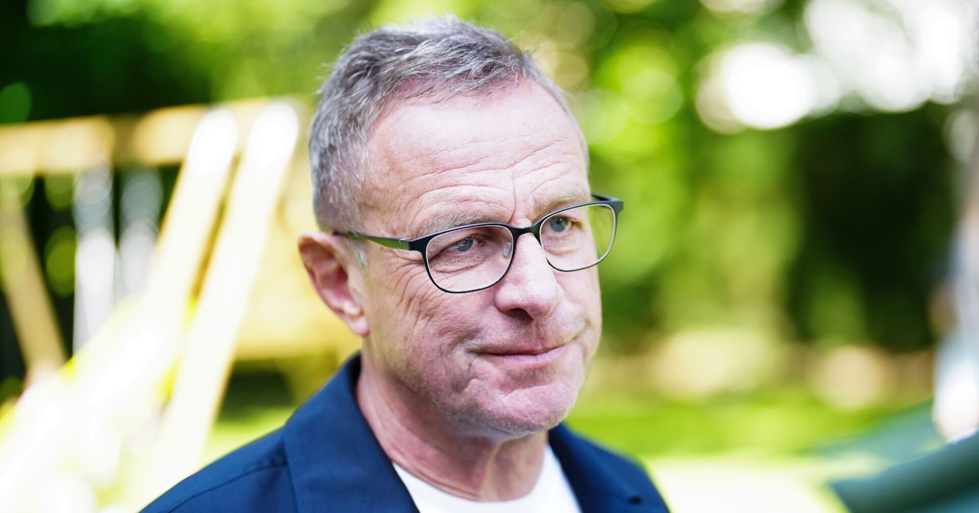 Ralf Rangnick auf einem Foto in einem Park mit marineblauem Sakko