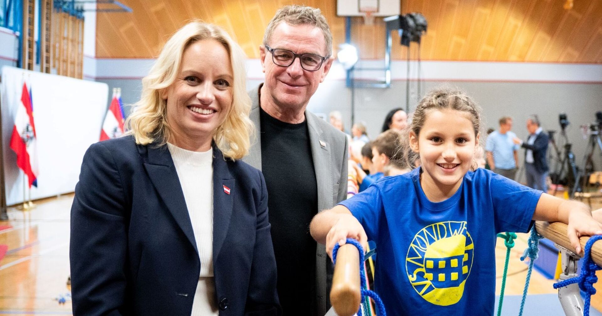 Sport-Staatssekretärin Michaela Schmidt (SPÖ), ÖFB-teamchef Ralf Rangnick und eine Schülerin in einer Sporthalle