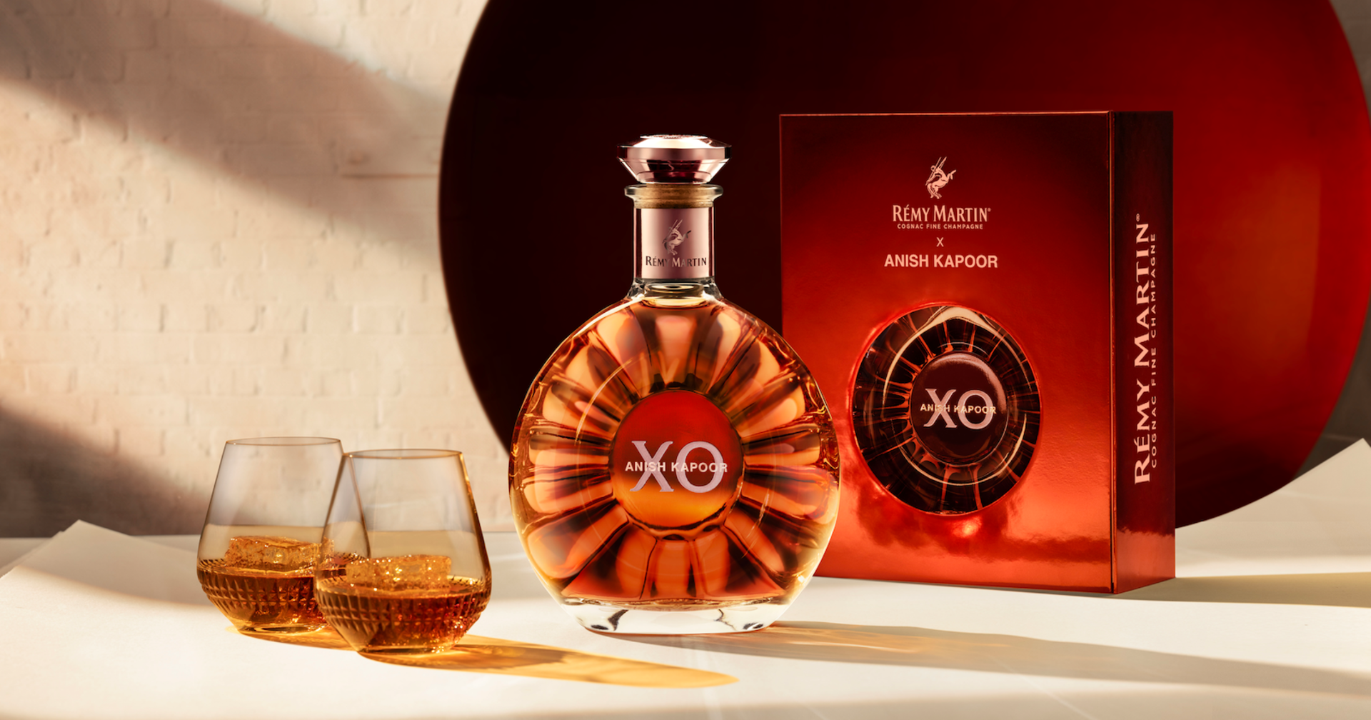 Cognac-Dekanter mit Schachtel und zwei vollen Cognac-Gläsern