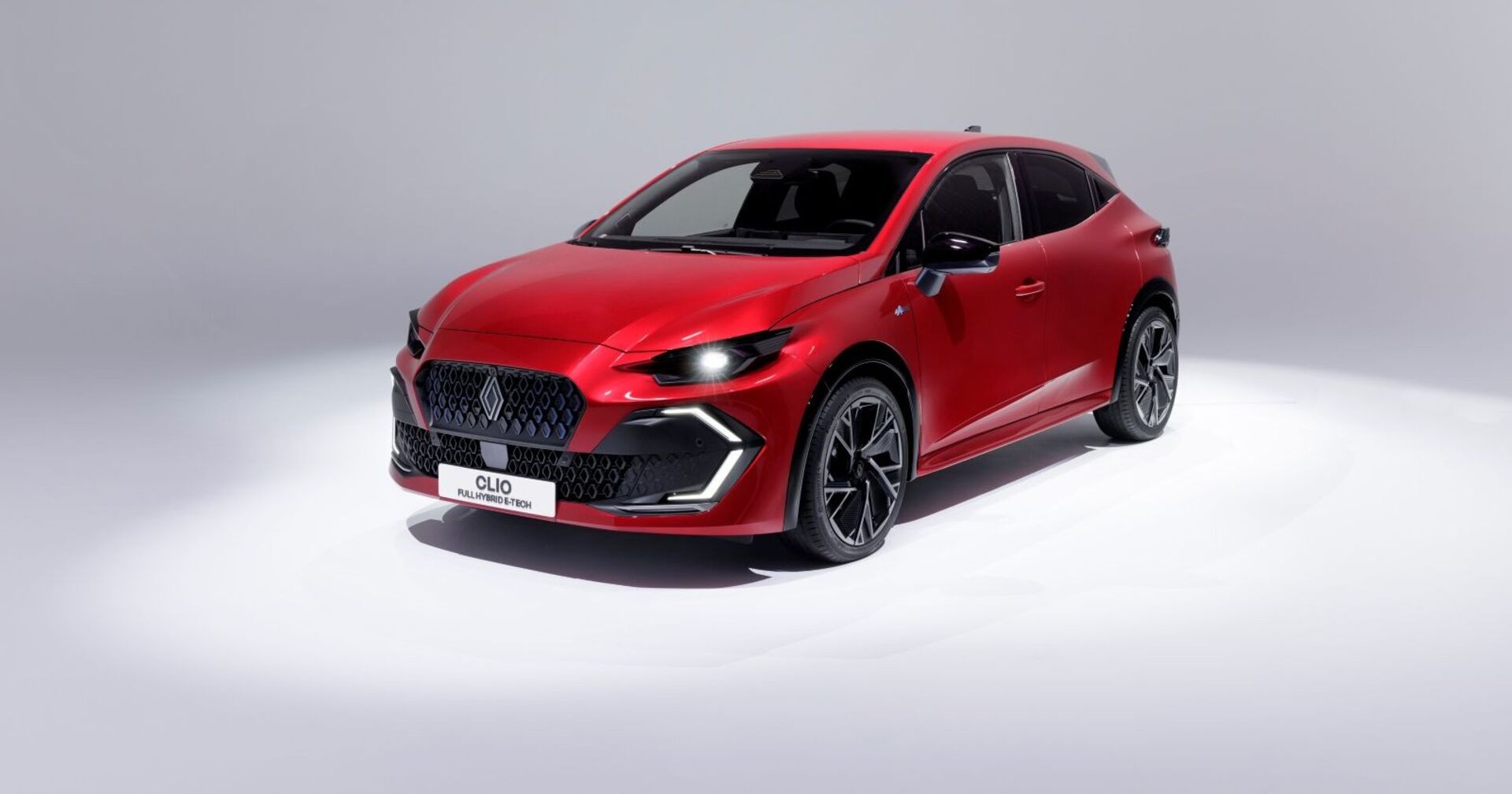 Ein roter Clio parkt in einem Raum, der ganz weiß gestrichen ist, das gilt auch für den Boden.