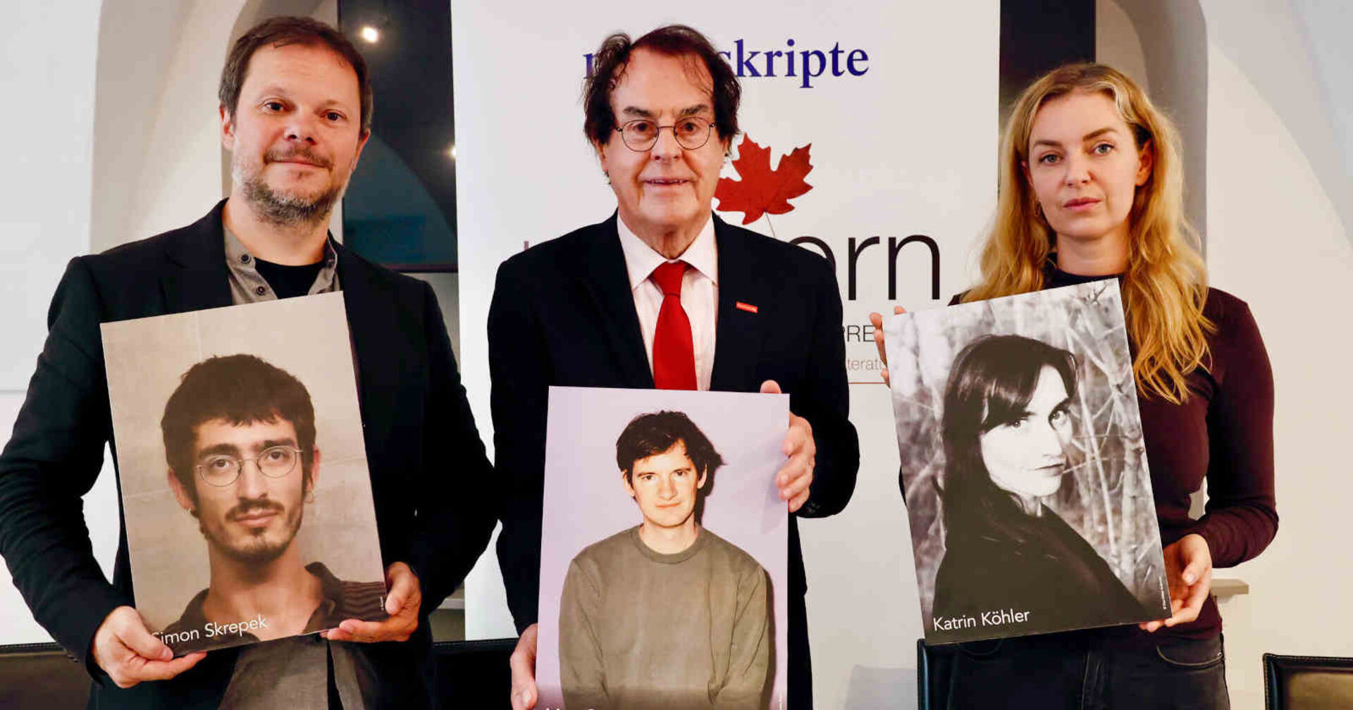 Zwei Männer und eine Frau halten Fotos hoch