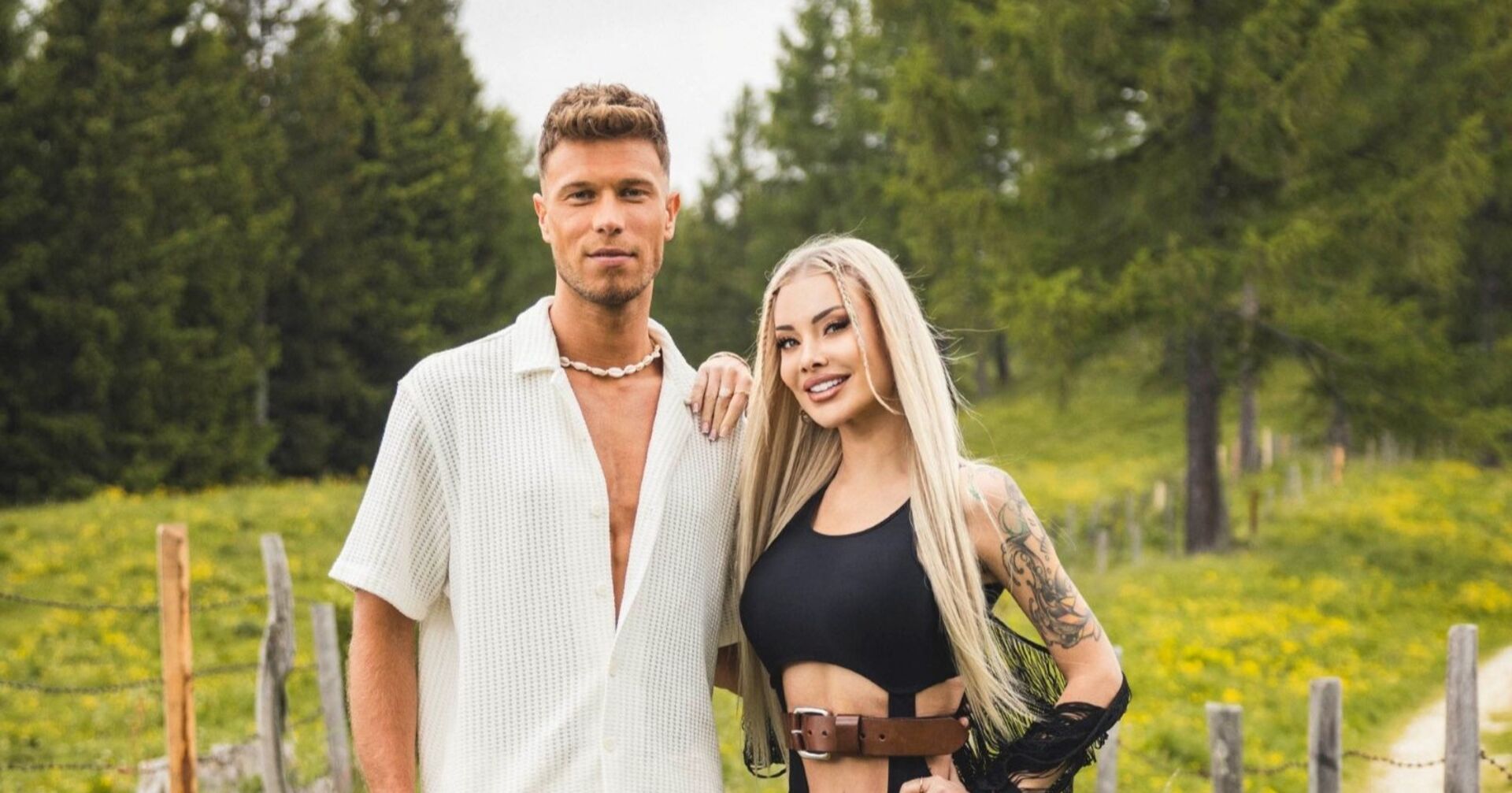 Daniel und Sabrina posieren auf einer Wiese