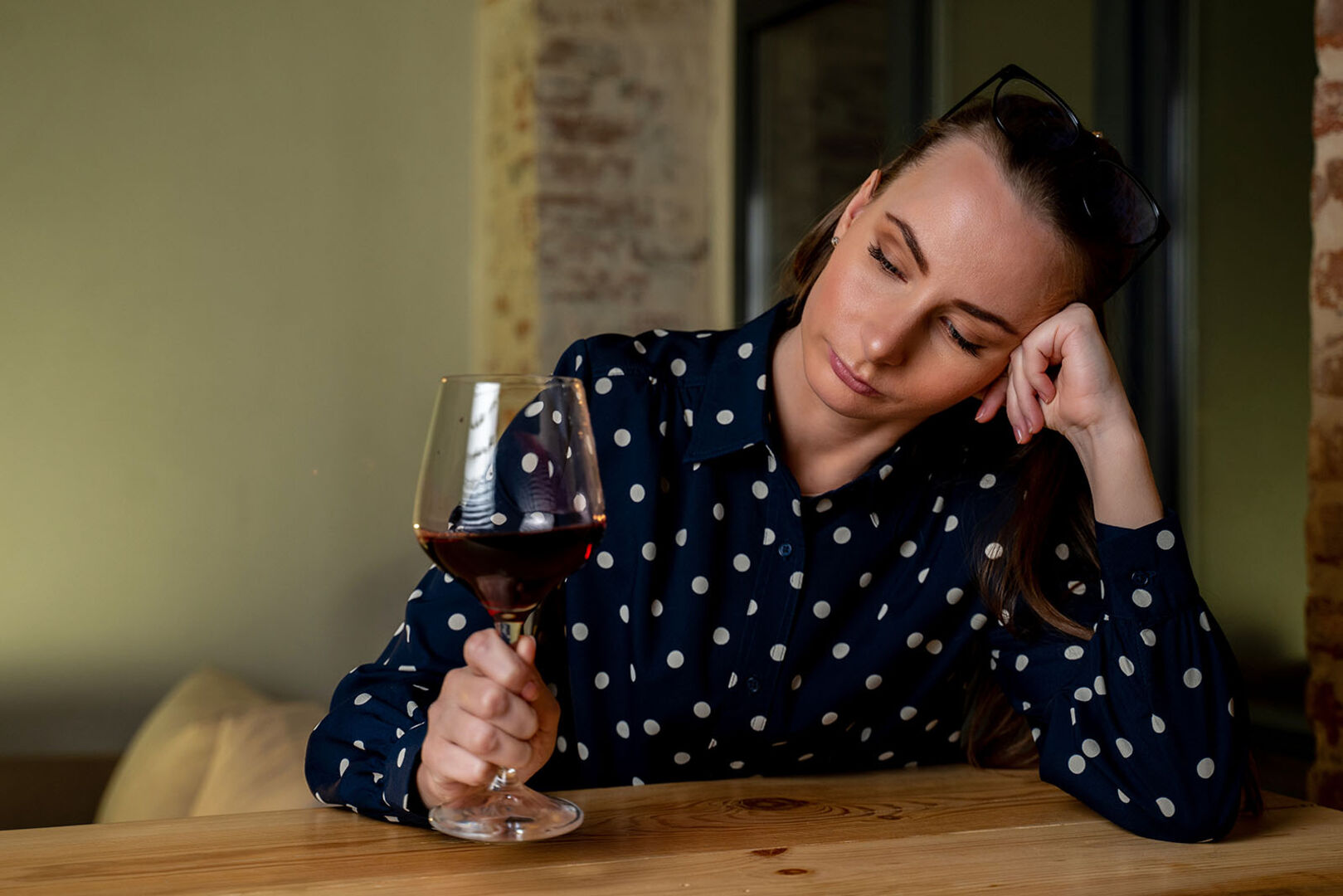 Frau trinkt ein Glas Wein | Credit: iStock.com/Viktoria Korobova