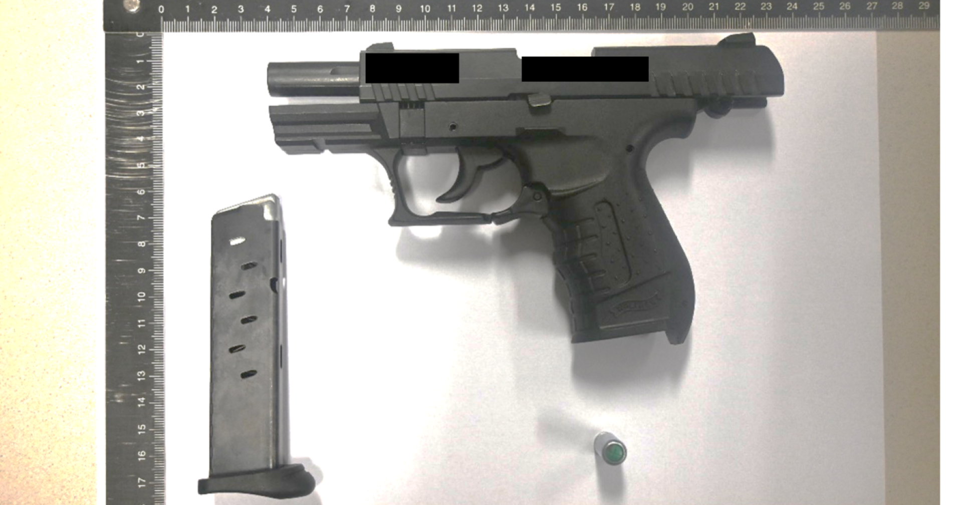 Ein Polizeifoto von der Schreckschusswaffe.