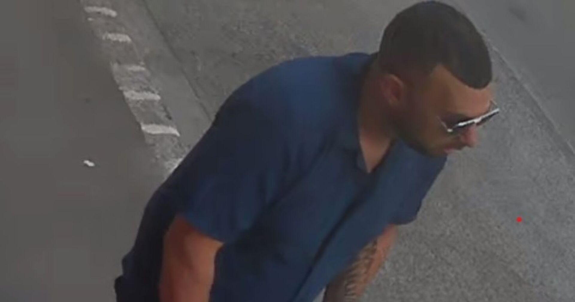 Fahngsfoto des Mannes der mehrere Frauen ausgeraubt haben soll auf einem E-Roller im blauen Hemd