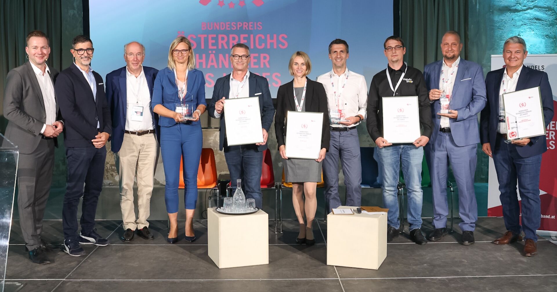 Die Gewinner mit ihren Urkunden und den Initiatoren und Partnern auf der Bühne