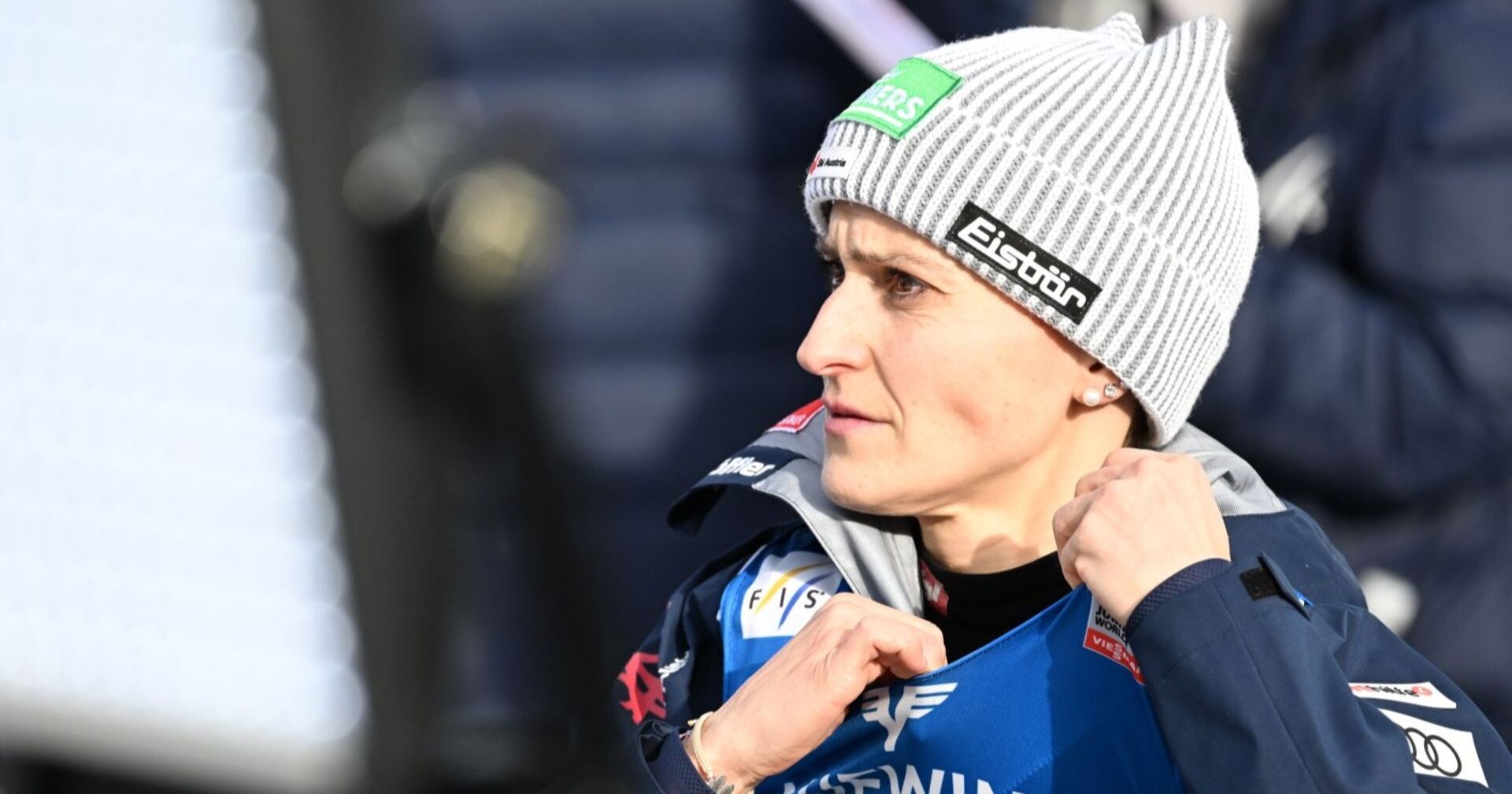 Eva Pinkelnig  mit Mütze und ernstem Gesichtsausdruck