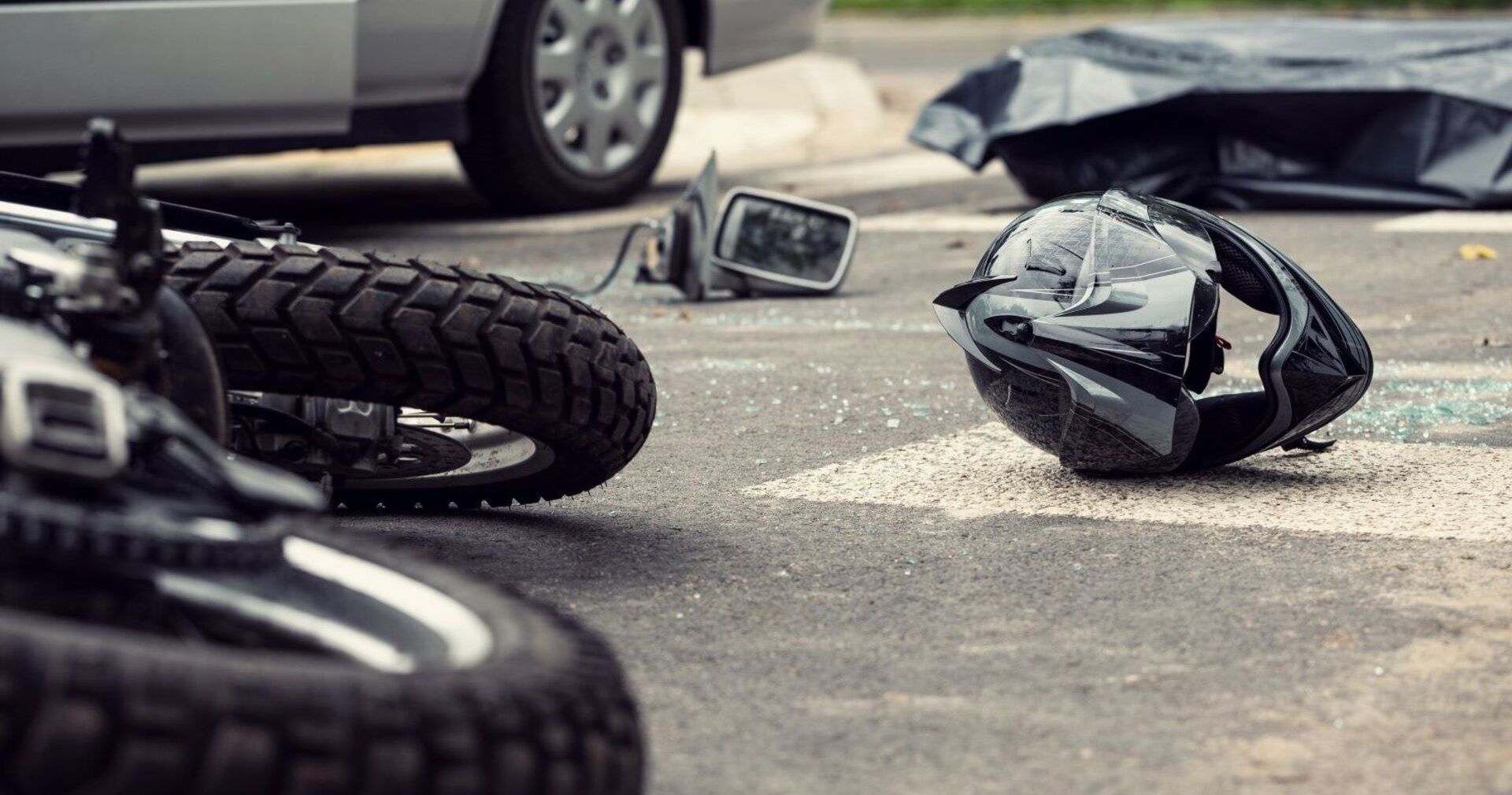 Ein Motorrad liegt nach einem Unfall auf der Straße.