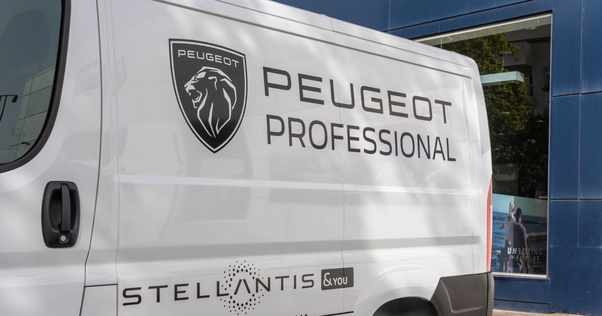 Lieferwagen der Firma Peugeot, welcher von Stellantis produziert wird