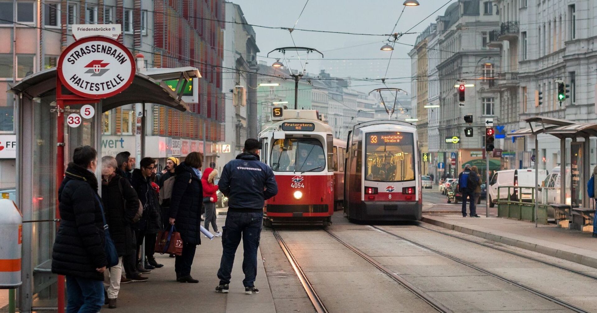 Die Straßenbahnlinien 5 und 33 der Wiener Linien bei der Station Friedensbrücke