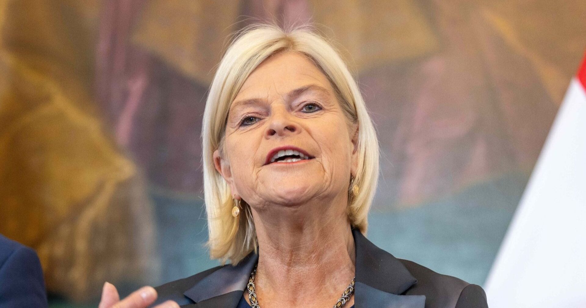 Archivfoto von Verteidigungsministerin Klaudia Tanner. Die Diskussion um ihre Red-Bull-Ohrringe löste einen politischen Streit im Parlament aus.