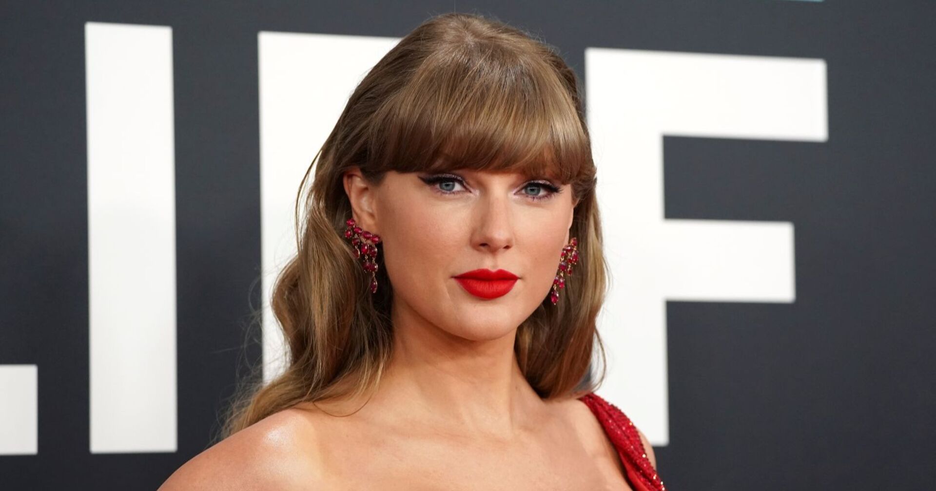 Taylor Swift mit rotem Lippenstift