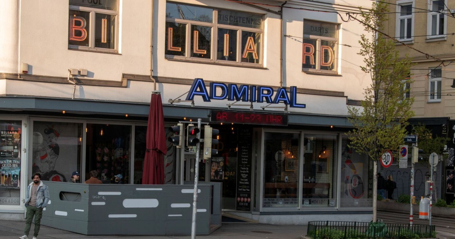 Außenansicht eines Admiral-Wettcafes in Wien