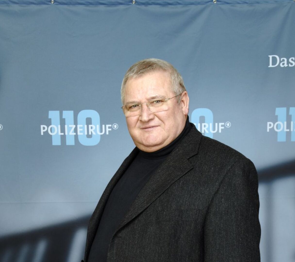 Horst Krause im schwarzen Anzug