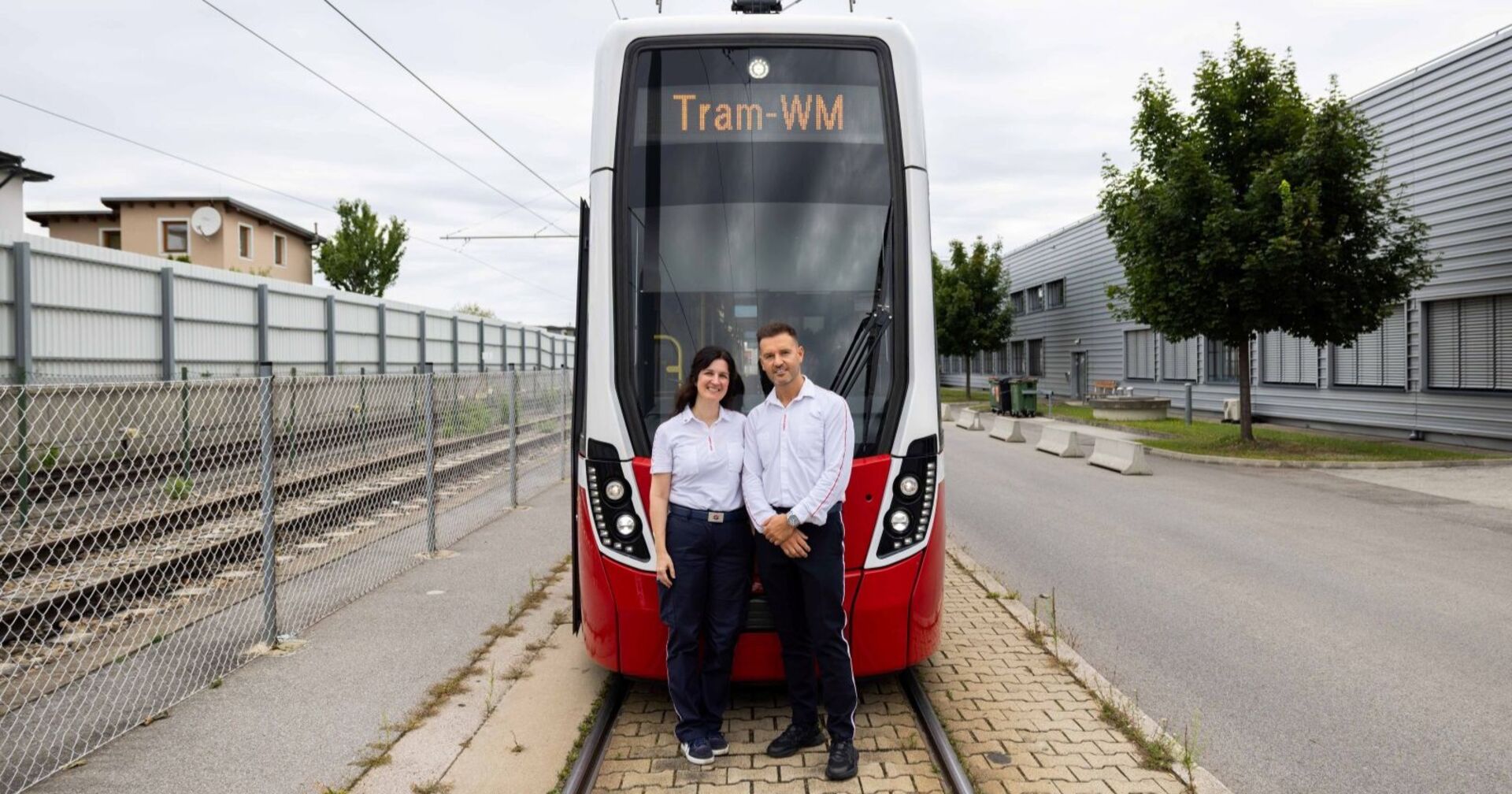 Zwei Menschen vor der Straßenbahn