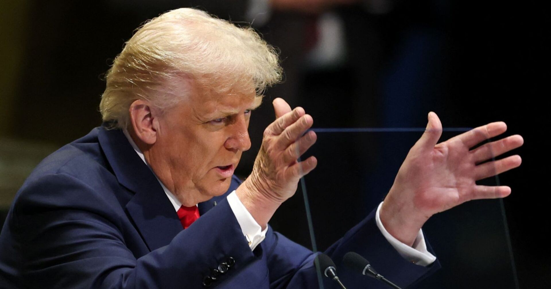 Donald Trump spricht bei der UNO-Generalversammlung in New York, gestikuliert am Rednerpult und attackiert in seiner Rede UNO, Europa und Österreich.