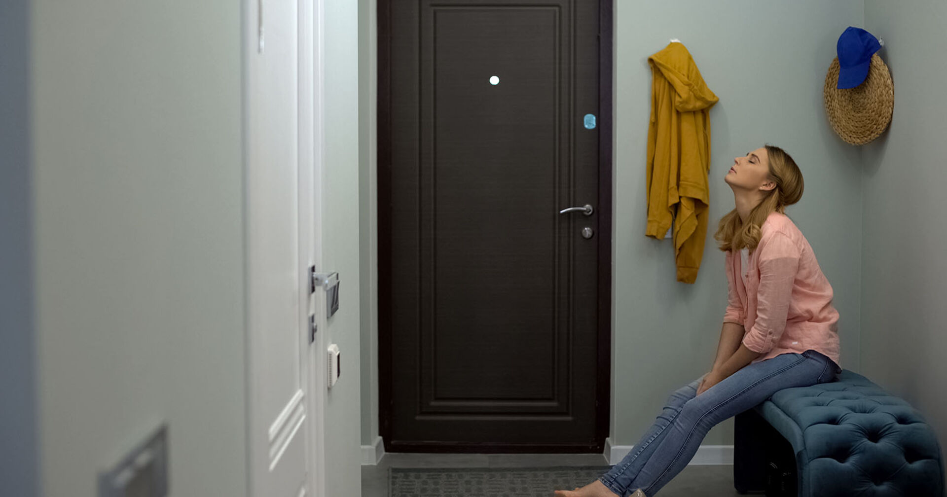 Frau sitzt genervt vor der Haustür | Credit: iStock.com/Motortion