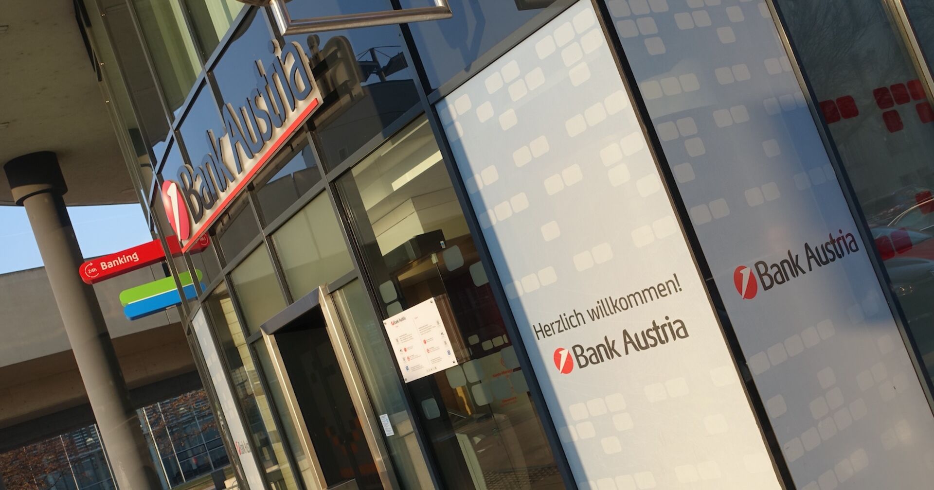Eingang einer UniCredit Bank Austria-Filiale.