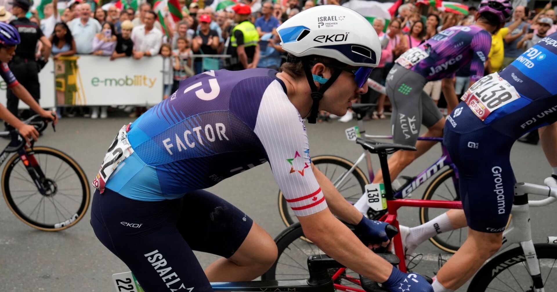 Pier-Andre Cote aus dem israelischen Premier-Tech-Team fährt während der elfen Etappe der Vuelta-Rundfahrt von Bilbao nach Bilbao