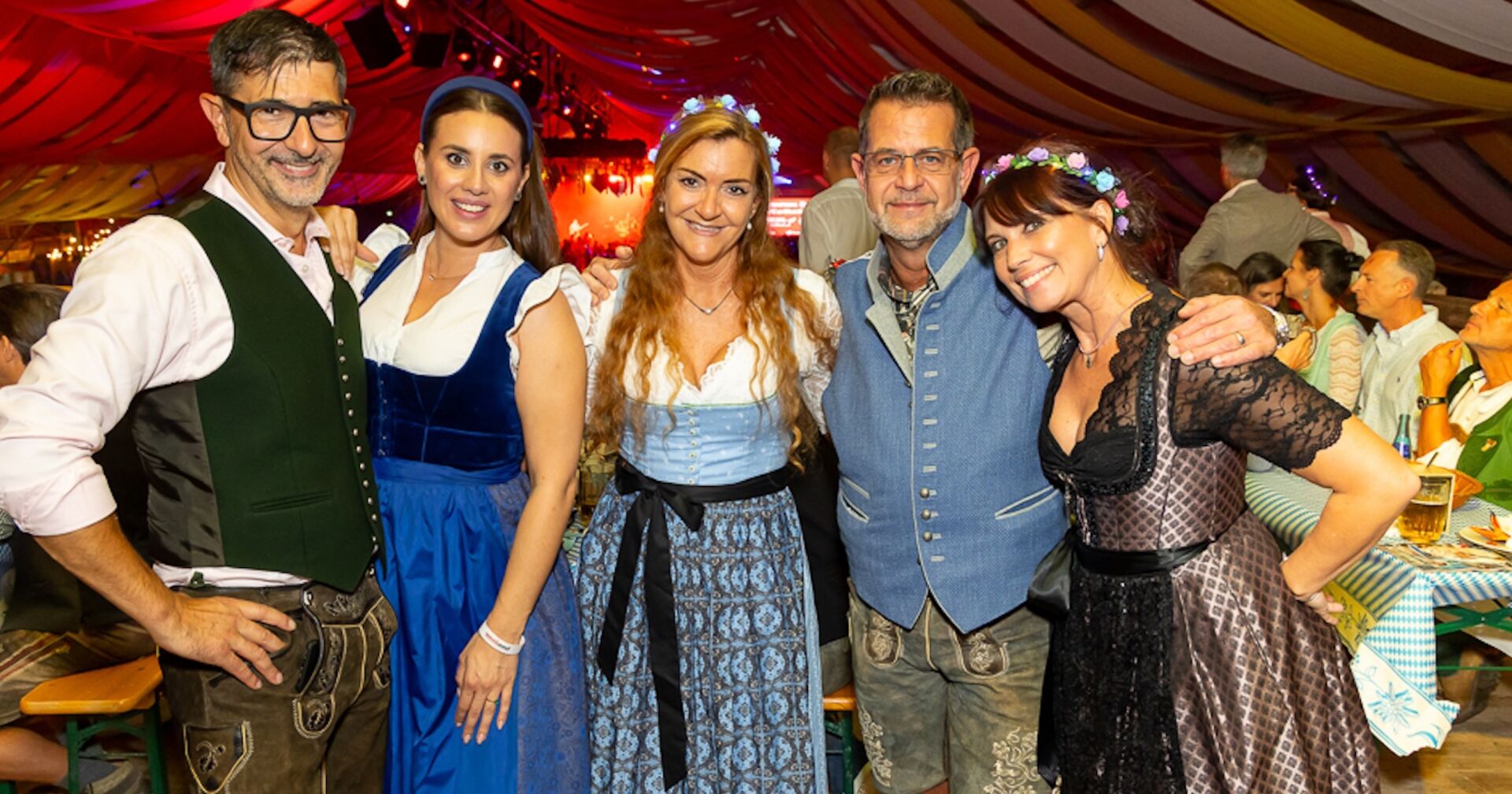 Weekend Wien-Geschäftsführer Richard Mauerlechner mit Gästen in Tracht