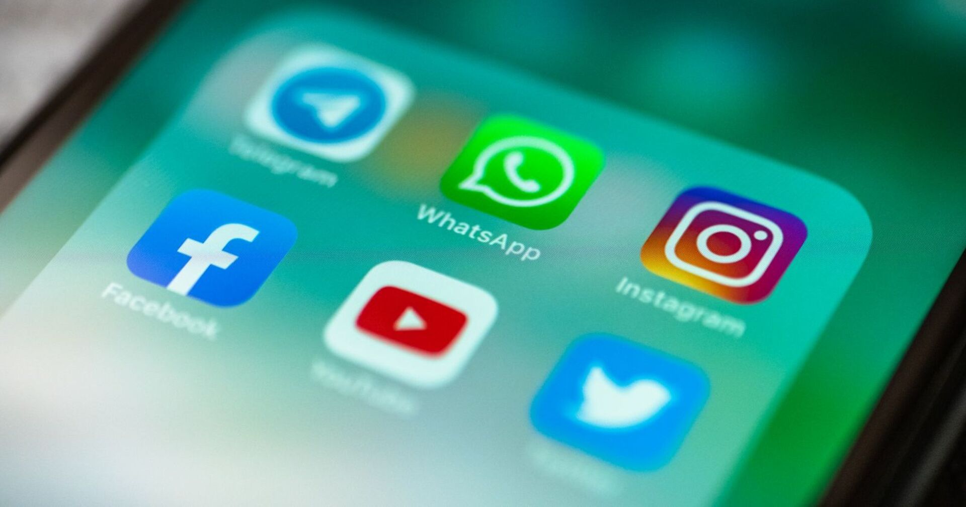 Iphone XR nah aufnahme mit Symbolen der beliebten Social Media Apps oder Anwendungen auf dem Bildschirm