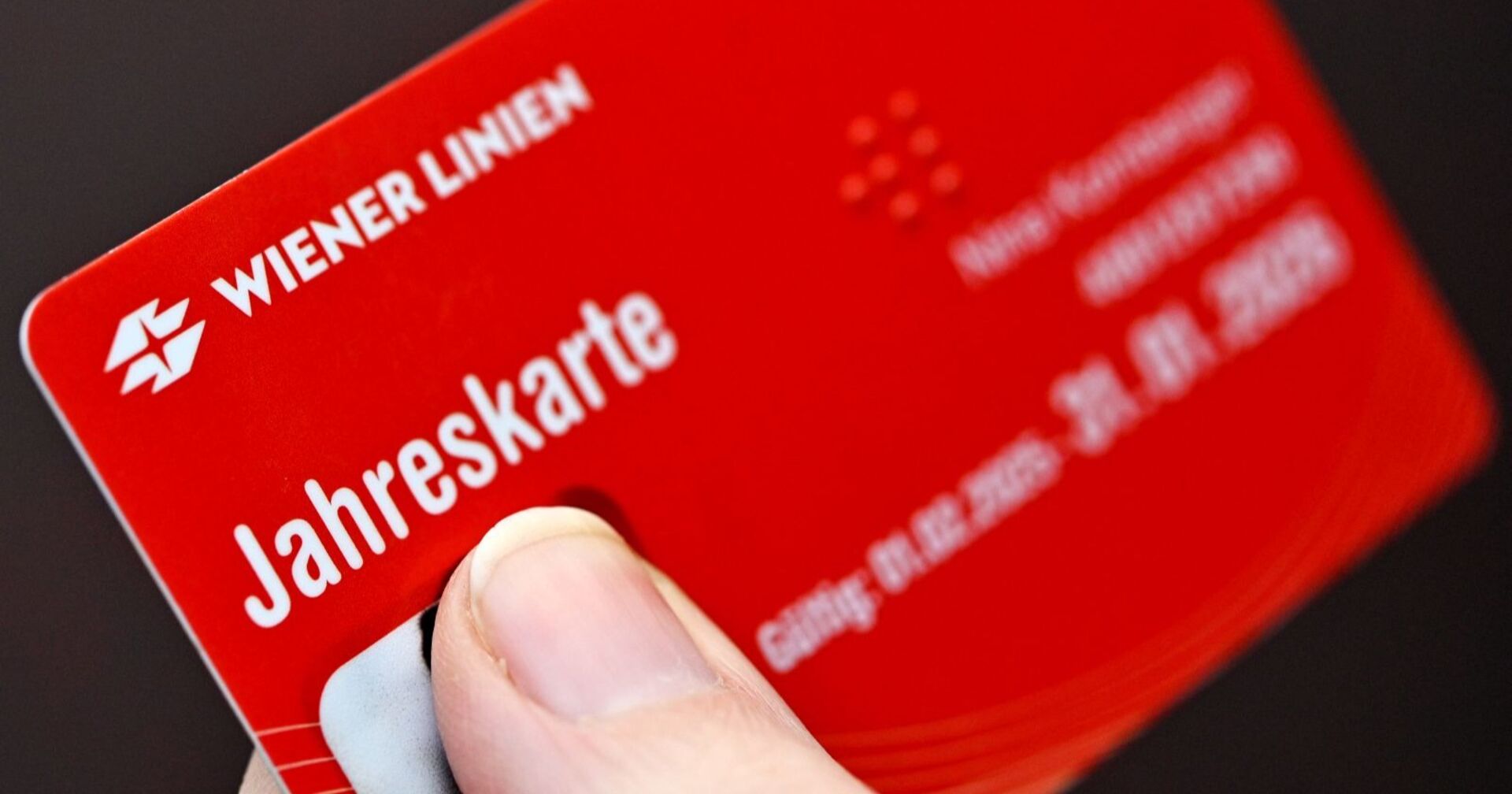 Rote Jahreskarte der Wiener Linien, die ab 2026 deutlich teurer wird.